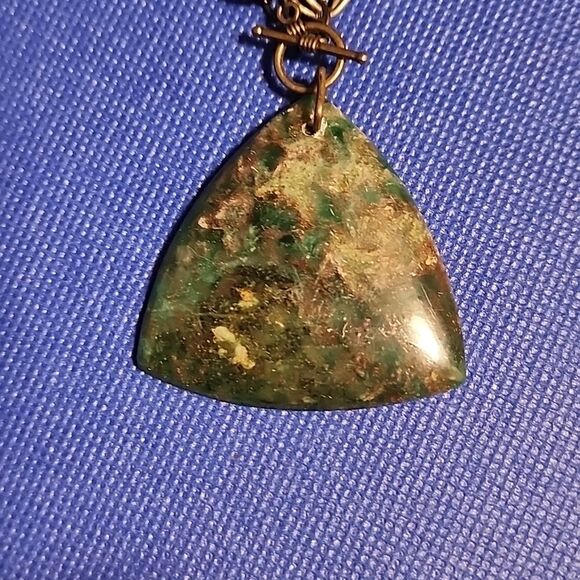 Elegant Green Pendant Necklace And Matching Earrings - Picture 2 of 7